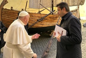 Donata al Papa la “Barca di Pietro”