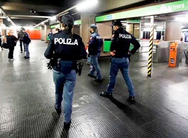 Urla “Allah Akbar” in metro, era ricercato per terrorismo