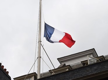 Francia, polemiche sulle bandiere a mezz’asta