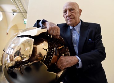 Addio ad Arnaldo Pomodoro, lo scultore delle iconiche sfere di bronzo