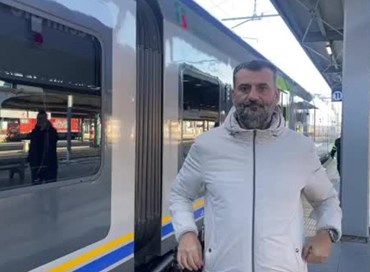 Decaro sul treno: lo spot che si trasforma in un boomerang