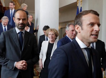 Francia: il premier presenta la riforma del lavoro (crolla la fiducia di Macron)