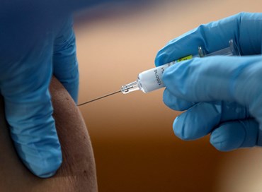 I timori di Andrea Crisanti: i rischi della vaccinazione obbligatoria