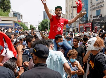 Caos in Tunisia: Parlamento congelato e primo ministro licenziato