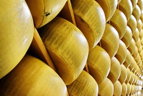 Caro-bollette: i rischi per la produzione del Parmigiano Reggiano 