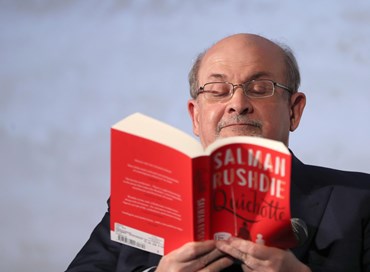 Salman Rushdie: ha perso l’occhio e l’uso di una mano