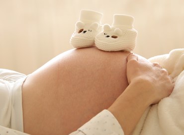 Cassazione: la maternità surrogata offende la dignità umana anche se gratuita