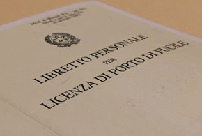 Navigando il labirinto normativo: come ottenere il porto d’armi in Italia