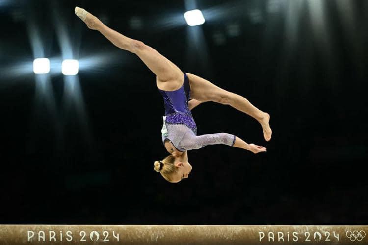 Gioiello Ginnastica Ritmica Equilibrio Dinamico Con Movimento Sugli Avambracci