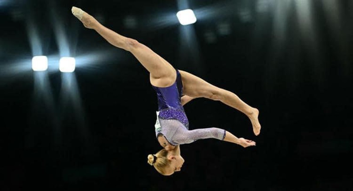 Gioiello Ginnastica Ritmica Equilibrio Dinamico Con Movimento Sugli Avambracci Gioiello Ginnastica Ritmica Equilibrio Dinamico Con Movimento Sugli Avambracci