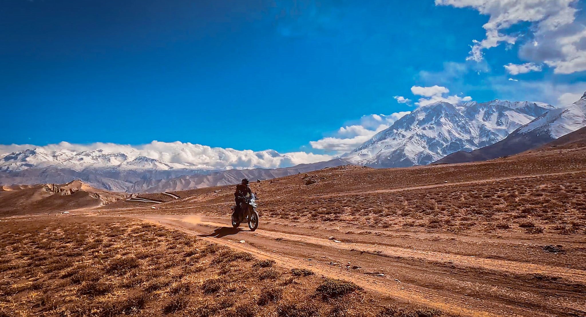 В документальном фильме «Namaste, Road to Mustang» мотоциклисты преодолели опасные перевалы Непала и встретились с местными сообществами